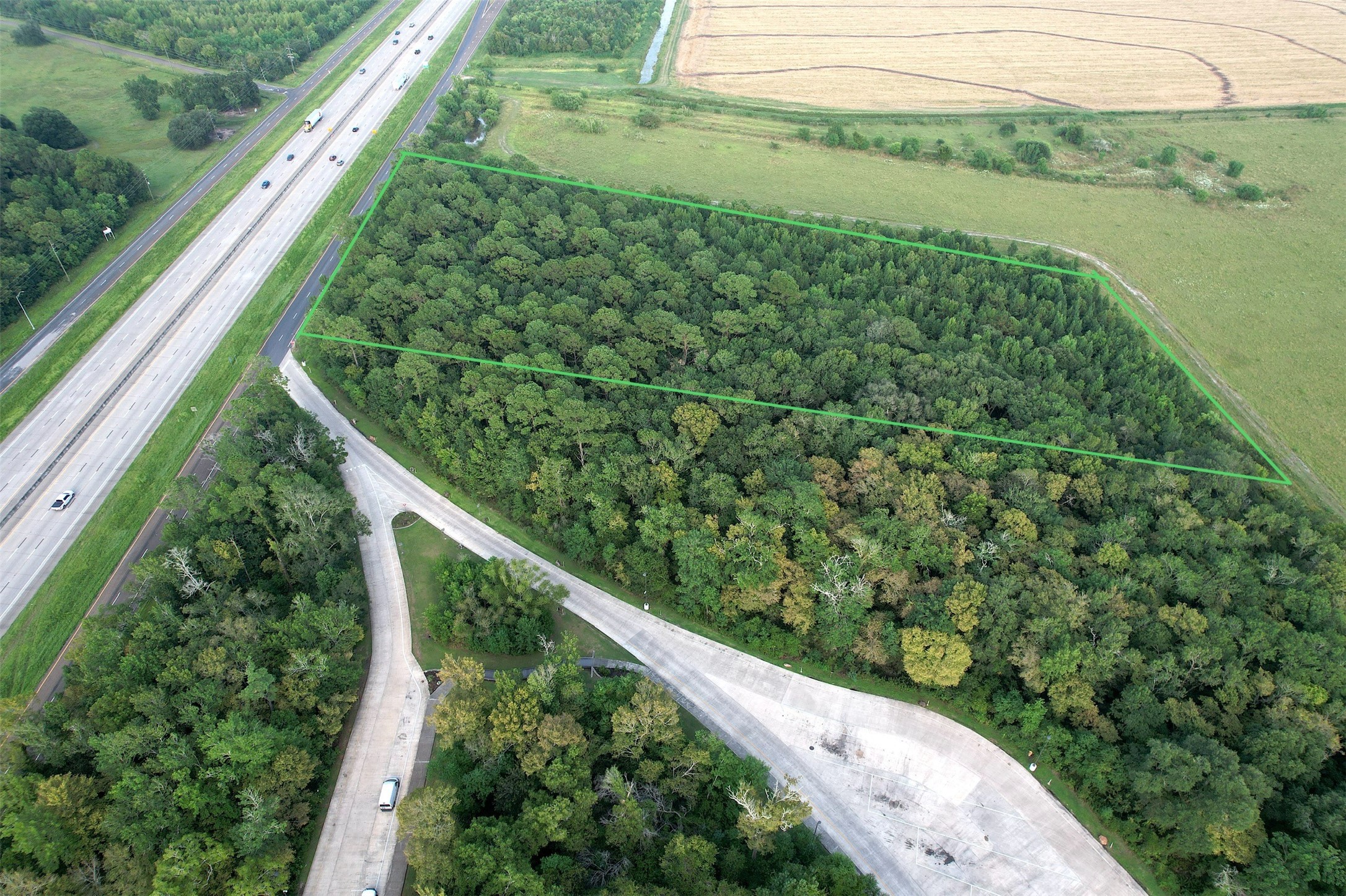 10 East Anahuac, TX 77514 - Photo 4 of 5 a view of a garden from a balcony