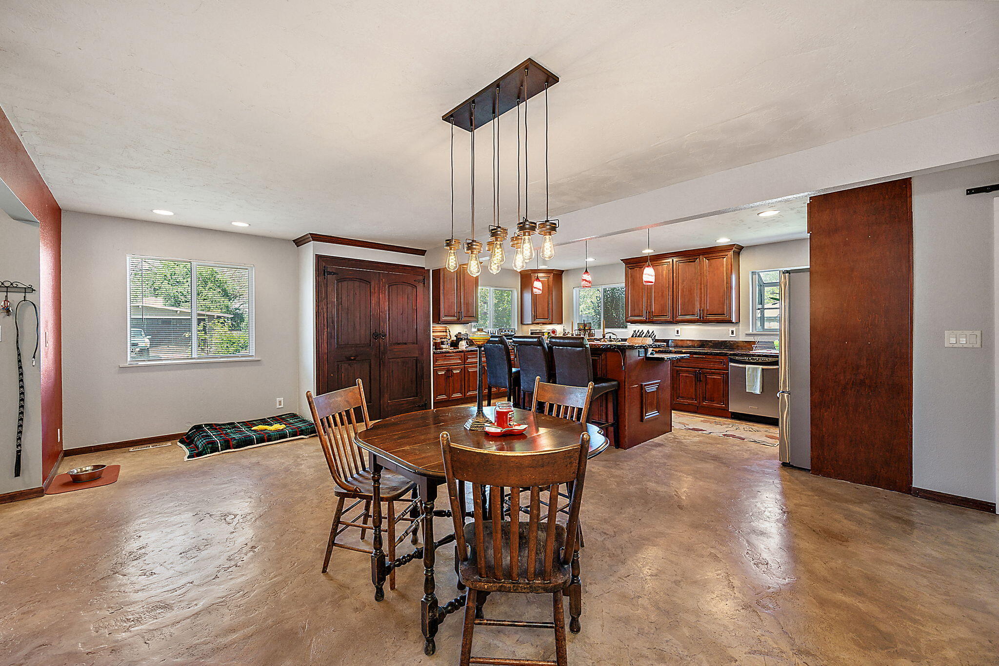 100 Princess Way Central Point, OR 97502 - Photo 20 of 68 Dining Room