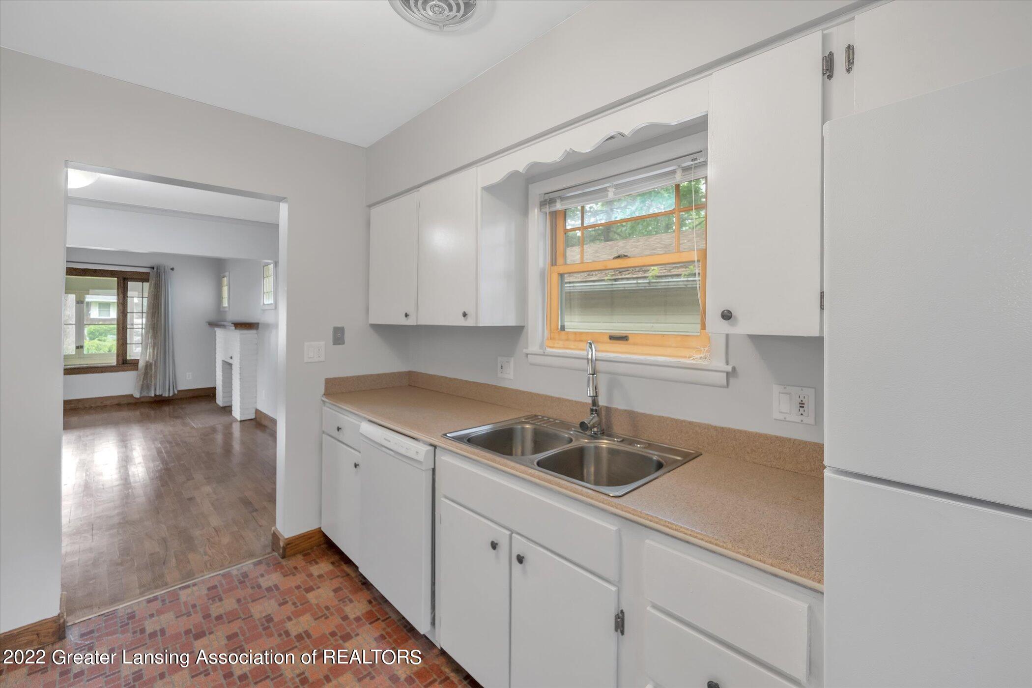 722 Robins Road Lansing, MI 48917 - Photo 16 of 40 Kitchen