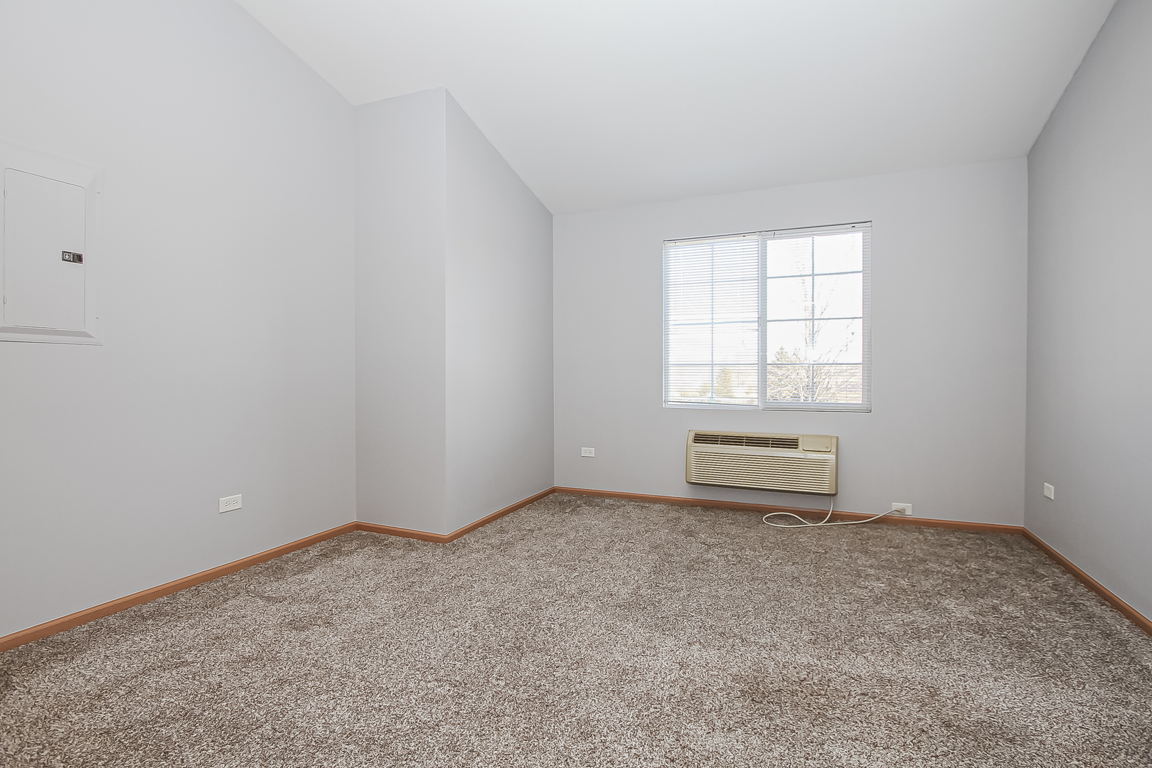 1640 McClure Road, Unit 1640 Aurora, IL 60505 - Photo 19 of 25 an empty room with windows
