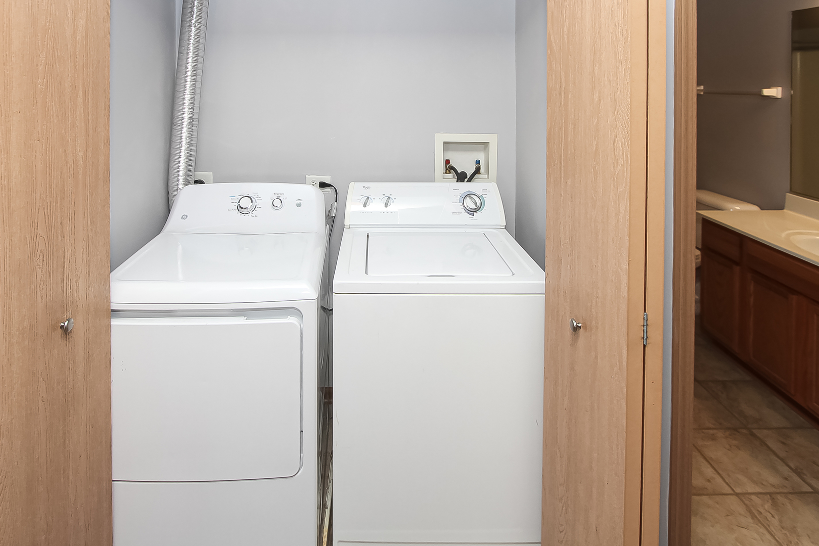 1640 McClure Road, Unit 1640 Aurora, IL 60505 - Photo 24 of 25 a utility room with dryer and washer