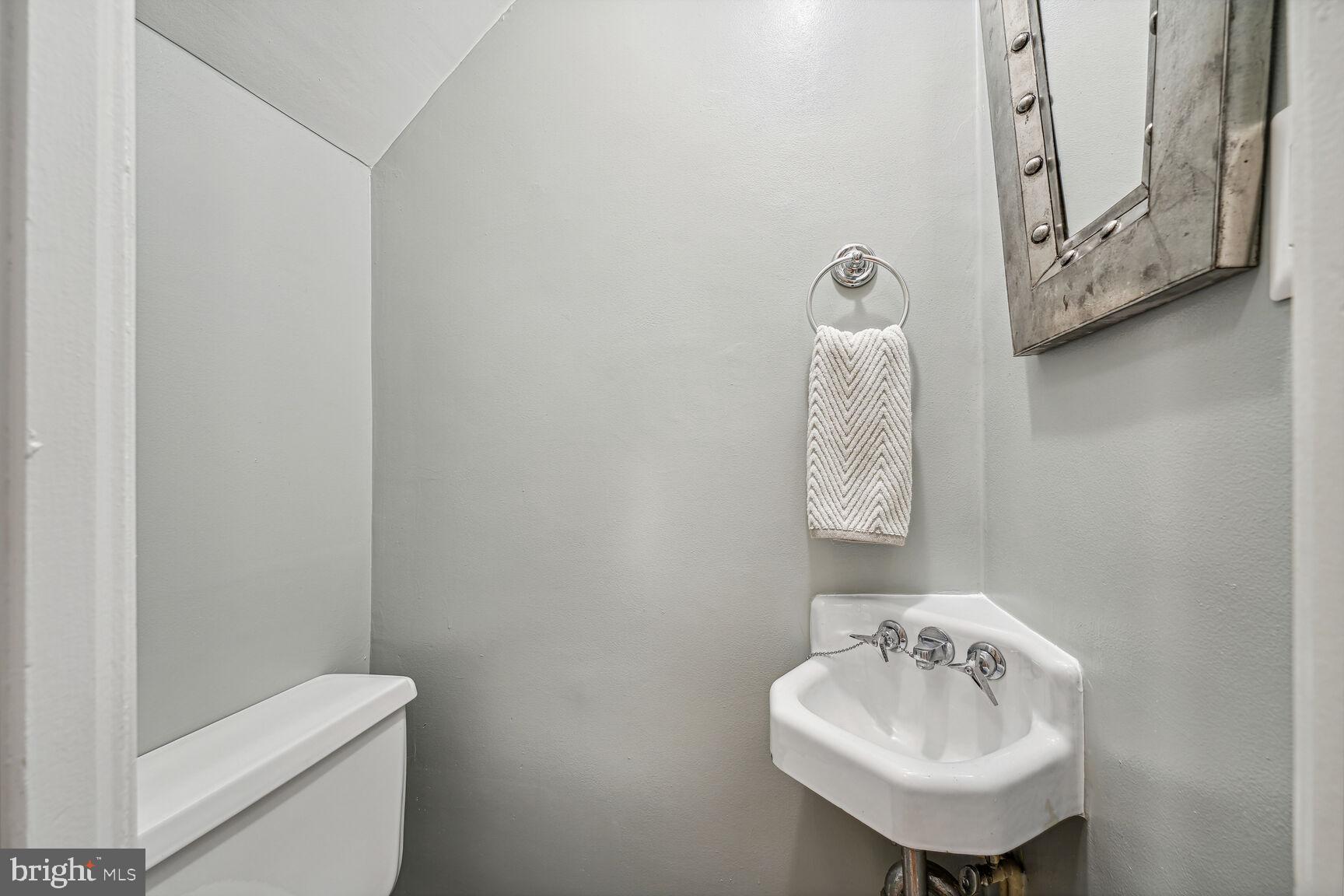 638 E Street Southeast Washington, DC 20003 - Photo 9 of 28 1/2 Bathroom