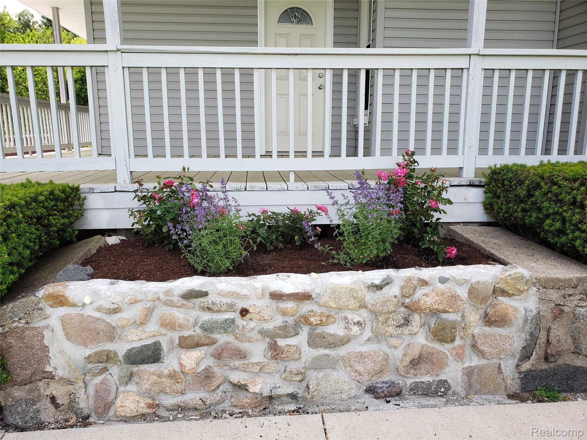 3501 Thomas Road Oxford, MI 48371 - Photo 14 of 26 Front mason stone flower box