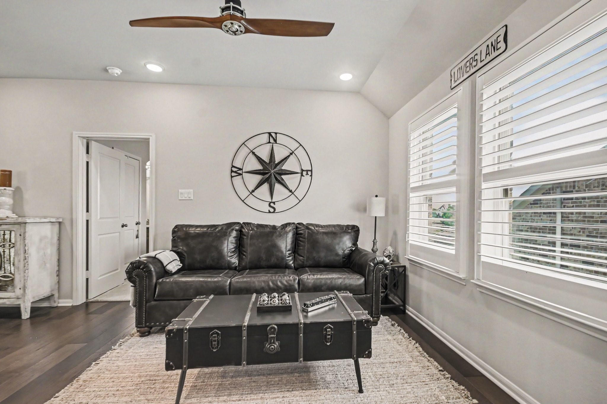 641 Kickapoo Court Webster, TX 77598 - Photo 25 of 39 Upstairs sitting area