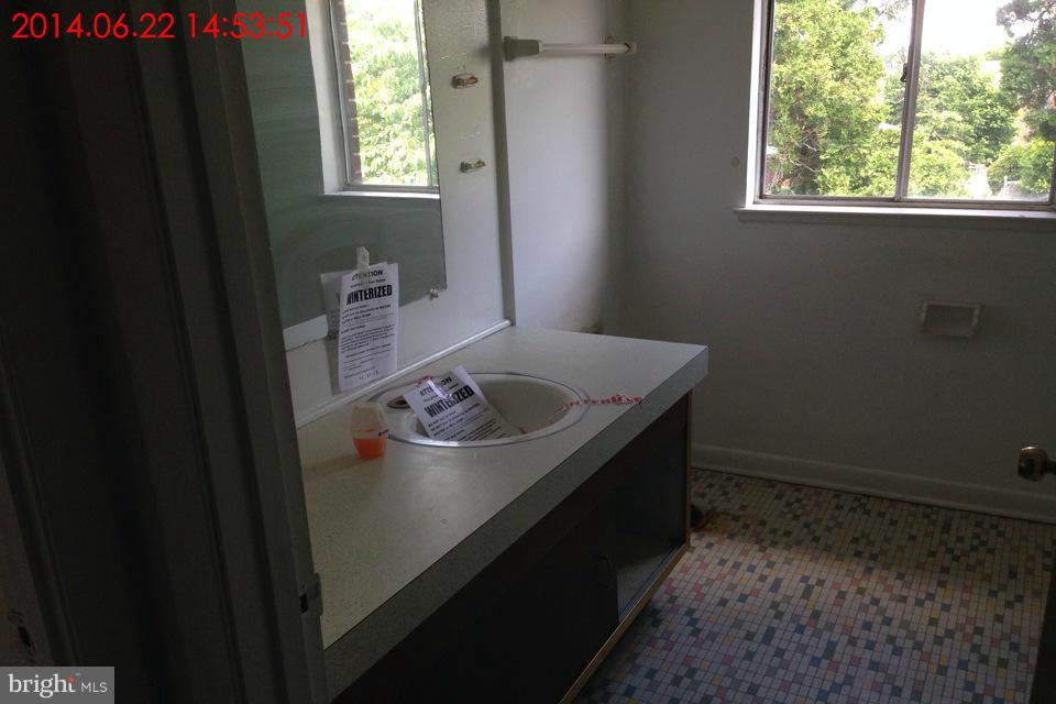 634 Queensgate Road Baltimore, MD 21229 - Photo 6 of 10 a view of table and window