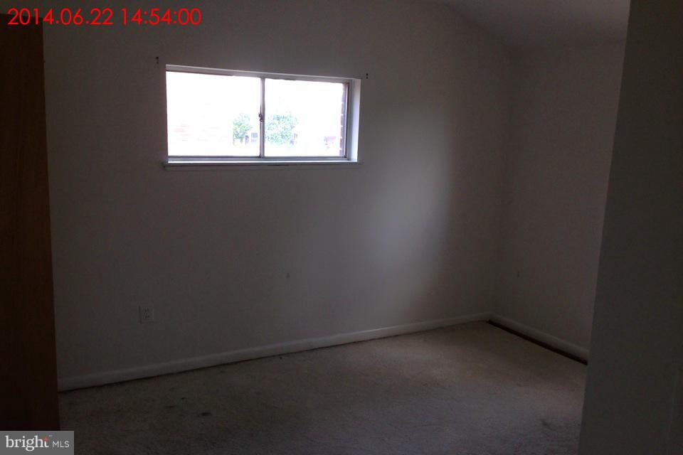 634 Queensgate Road Baltimore, MD 21229 - Photo 7 of 10 an empty room with a window