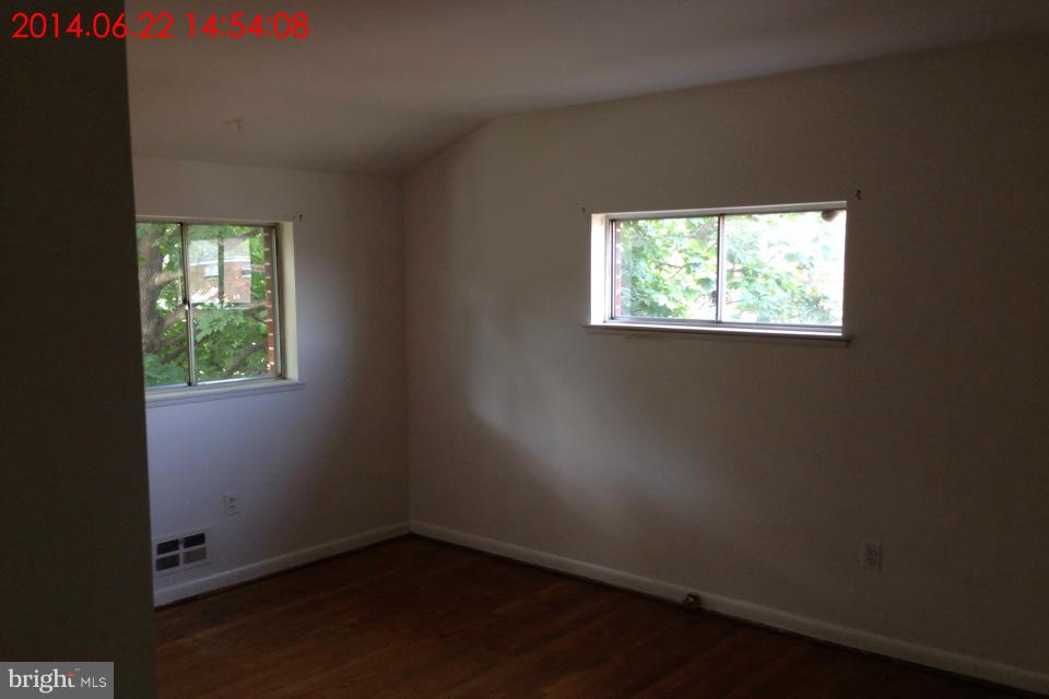 634 Queensgate Road Baltimore, MD 21229 - Photo 8 of 10 an empty room with a window