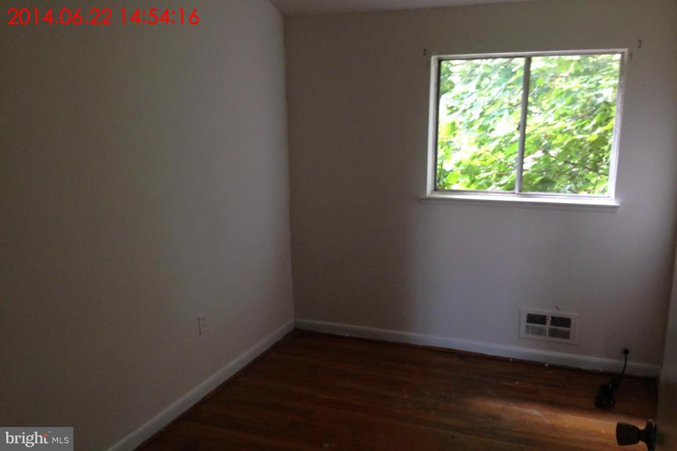 634 Queensgate Road Baltimore, MD 21229 - Photo 9 of 10 a room with a window