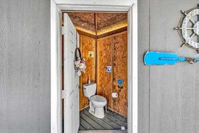 a view of an outdoor space with sitting area