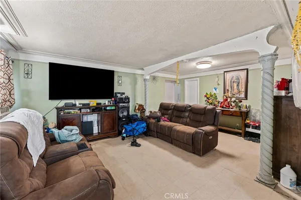 a view of a yard with a house