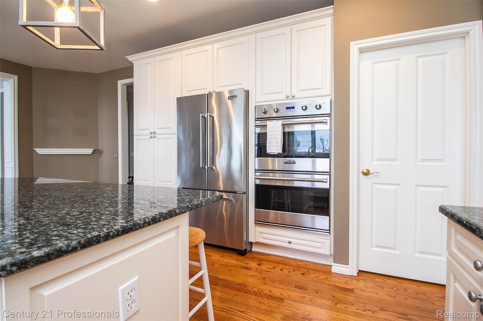 5374 Keswick Court Rochester, MI 48306 - Photo 12 of 40 19.jpg