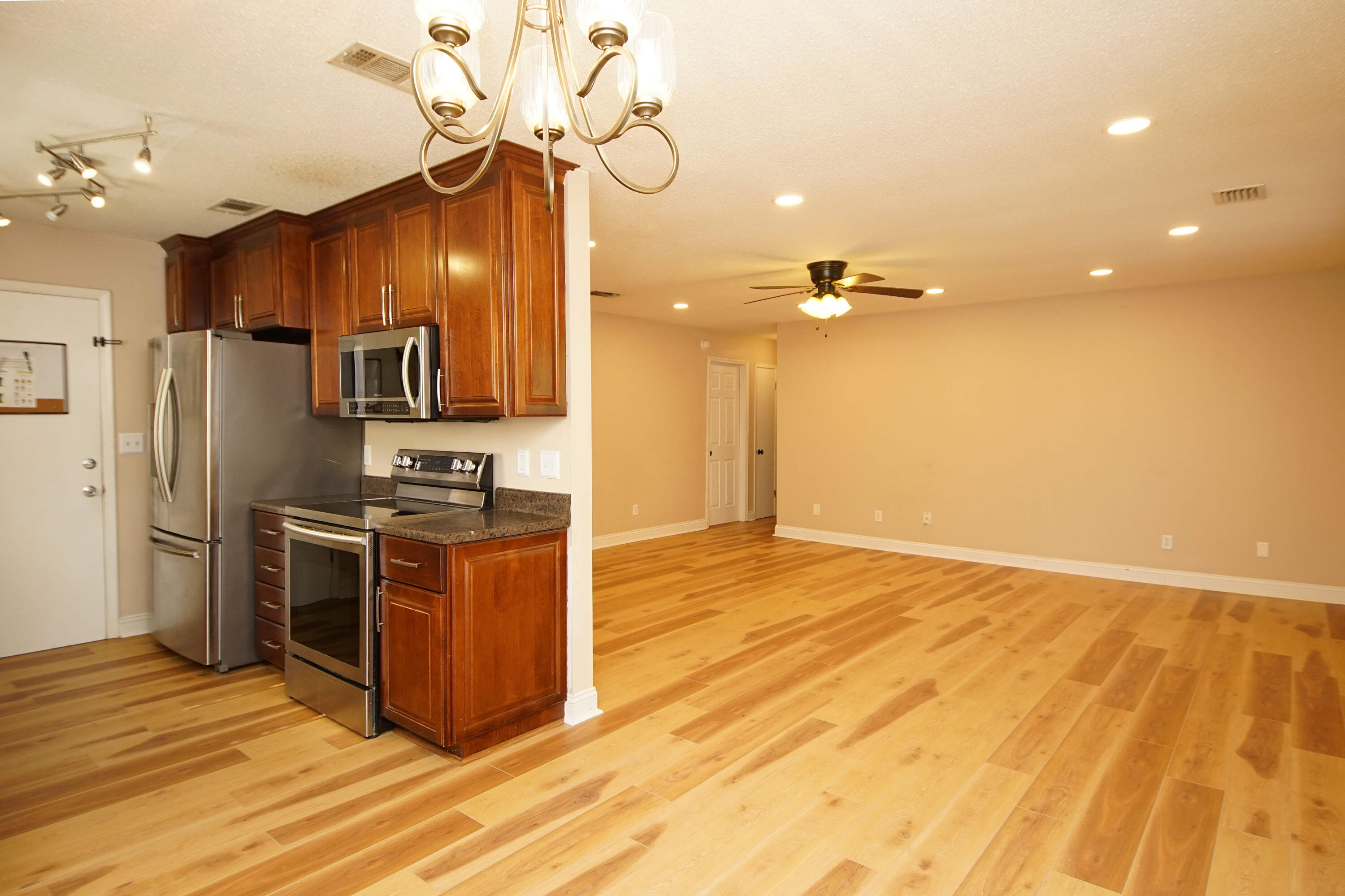 583 Woodlow Road Niceville, FL 32578 - Photo 10 of 35 583WoodlowKitAndLiv