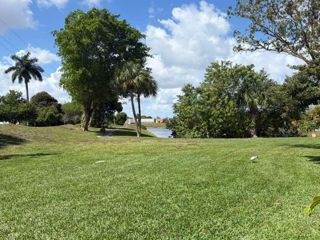 8182 Thames Boulevard, Unit D Boca Raton, FL 33433 - Photo 20 of 20 a view of a backyard with a fountain