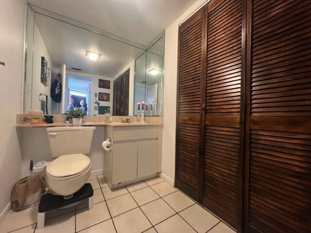 8182 Thames Boulevard, Unit D Boca Raton, FL 33433 - Photo 9 of 20 a bathroom with a toilet a sink and mirror