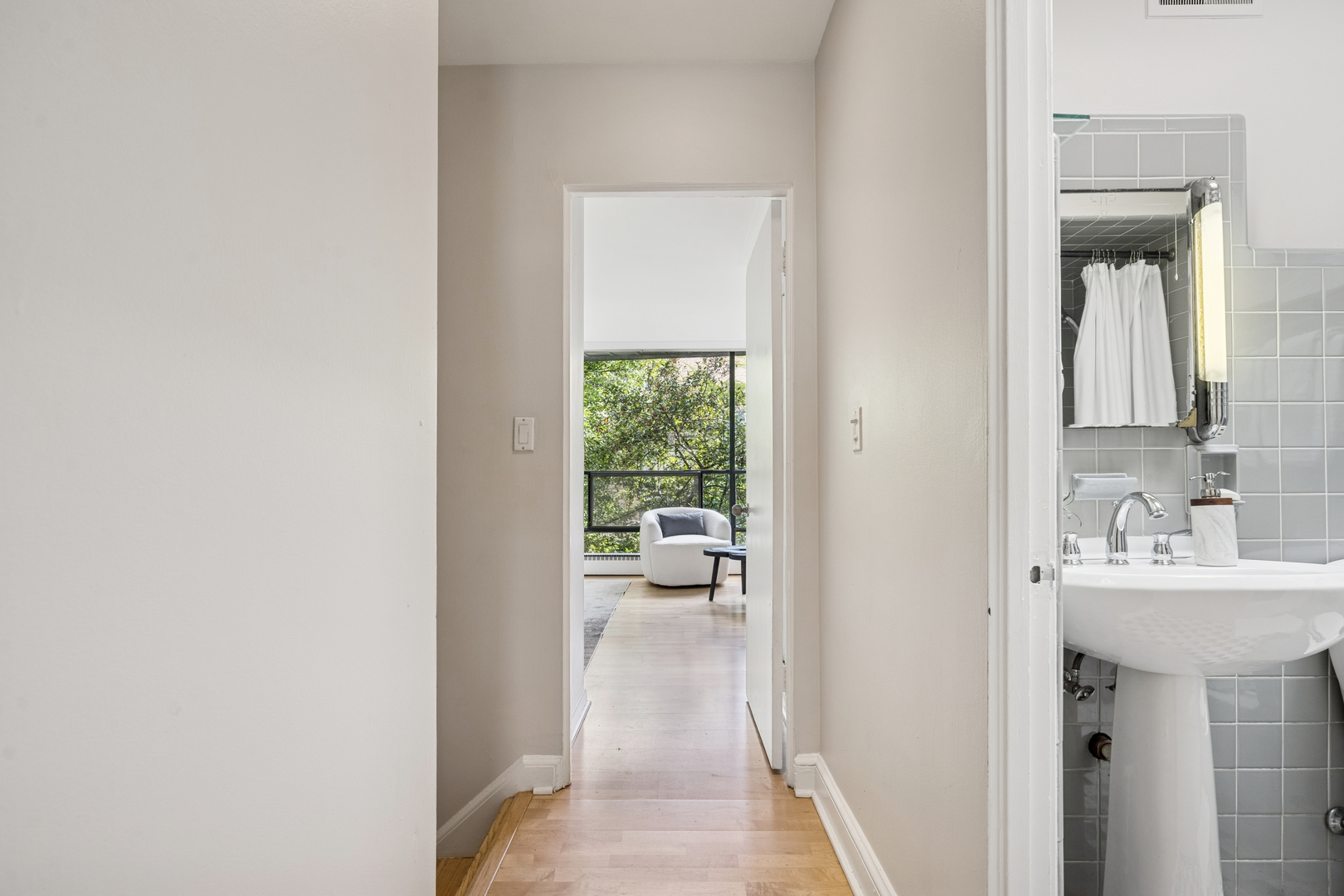 524 West Barry Avenue Chicago, IL 60657 - Photo 25 of 39 a view of living room with a sink and a mirror