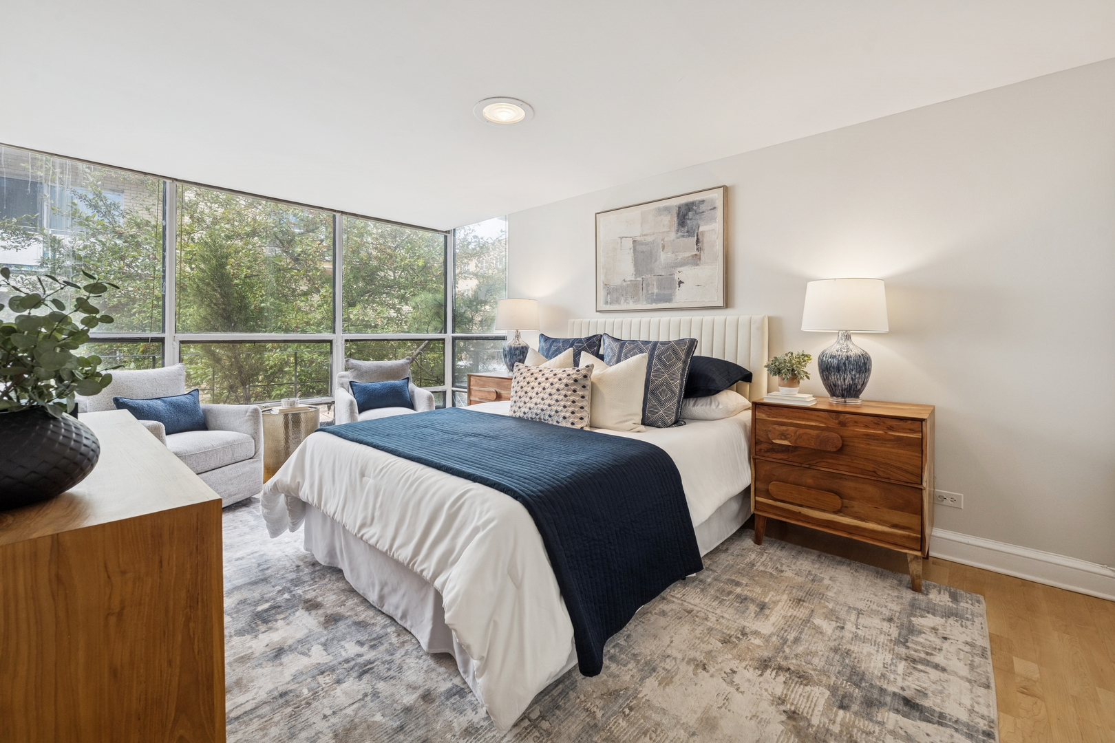 524 West Barry Avenue Chicago, IL 60657 - Photo 27 of 39 a bedroom with a bed and a window