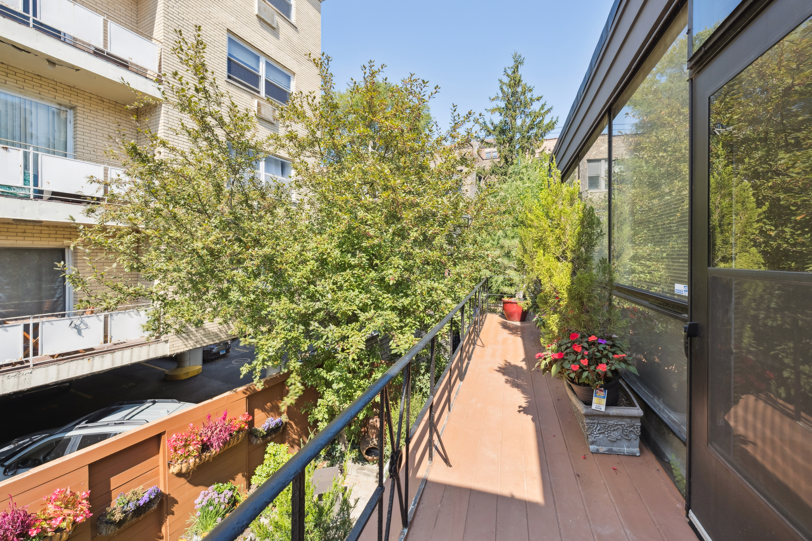 524 West Barry Avenue Chicago, IL 60657 - Photo 29 of 39 a view of a potted flower in the corridor