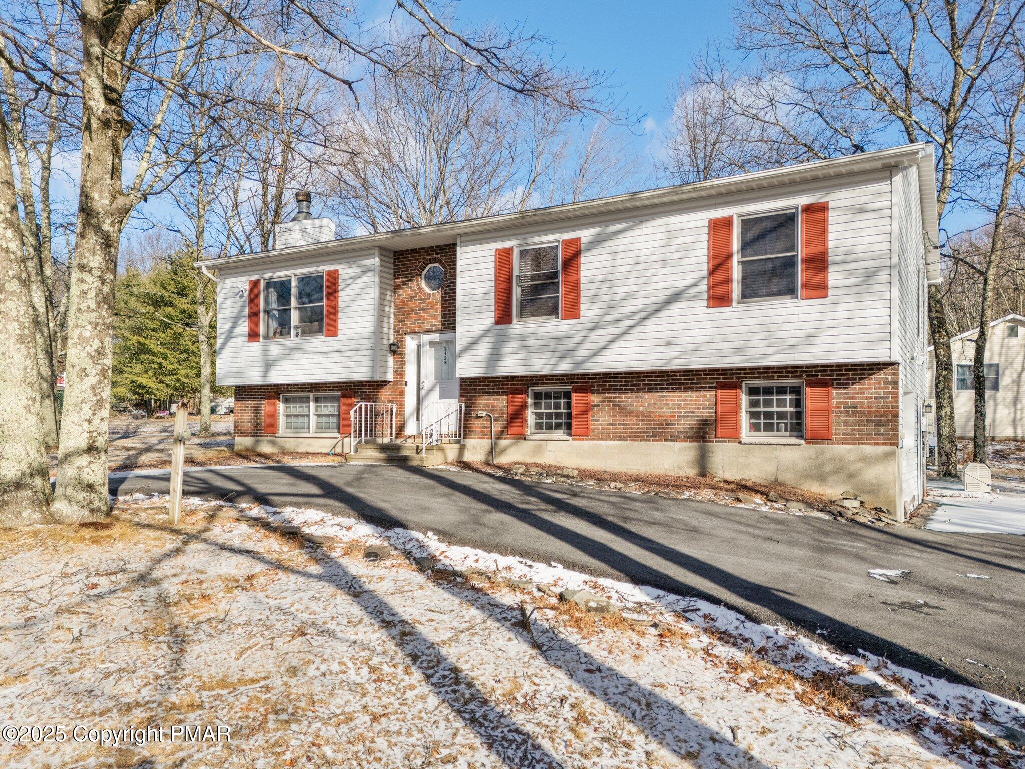 2123 Valleyview Drive Bushkill, PA 18324 - Photo 4 of 39 4-web-or-mls-Image-4