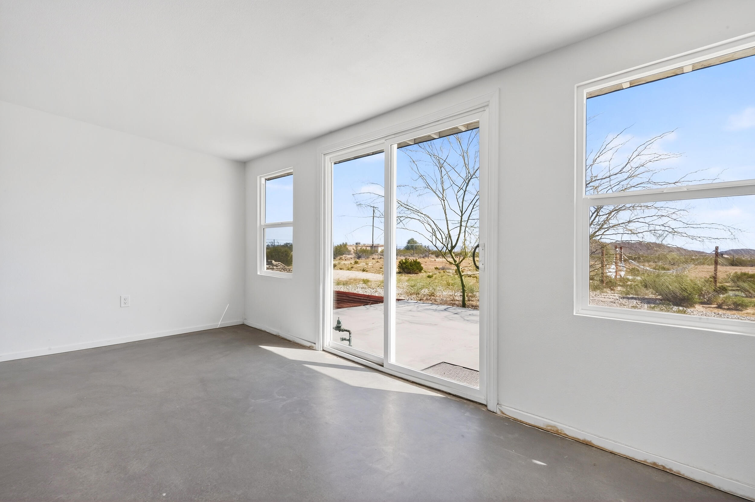 2071 Border Avenue Joshua Tree, CA 92252 - Photo 21 of 50 an empty room with windows