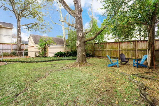 a view of a yard in front of a building