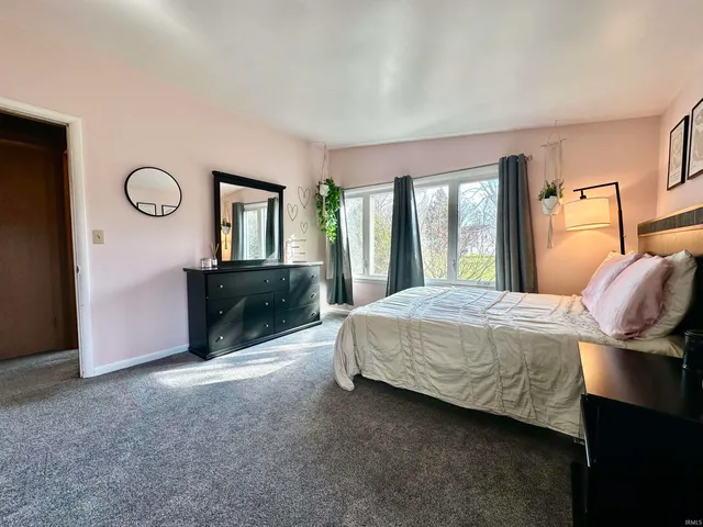 $273,500 | 701 Applewood Road, Huntingburg, IN 47542