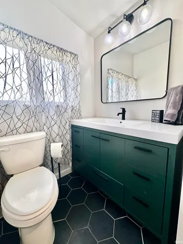 $273,500 | 701 Applewood Road, Huntingburg, IN 47542