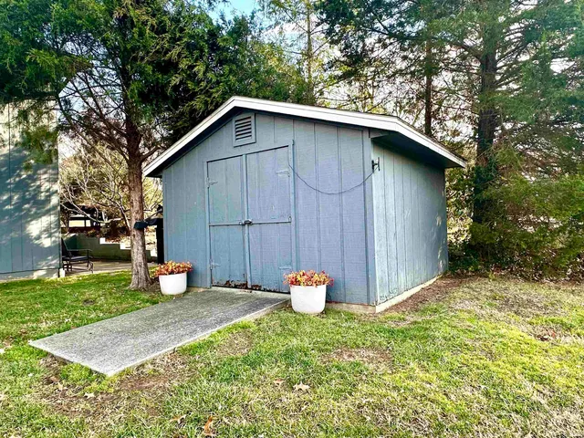 $273,500 | 701 Applewood Road, Huntingburg, IN 47542