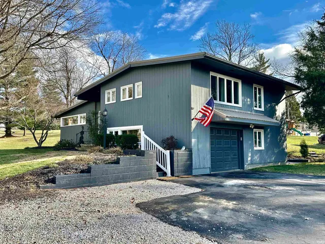 $273,500 | 701 Applewood Road, Huntingburg, IN 47542