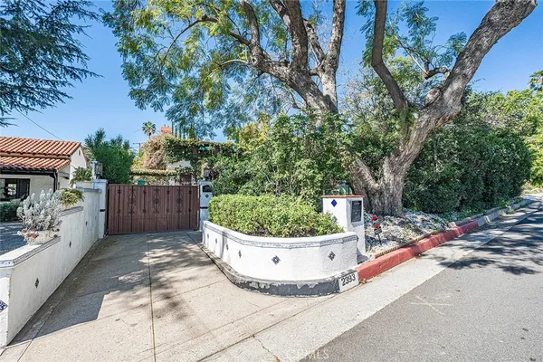 a view of a backyard