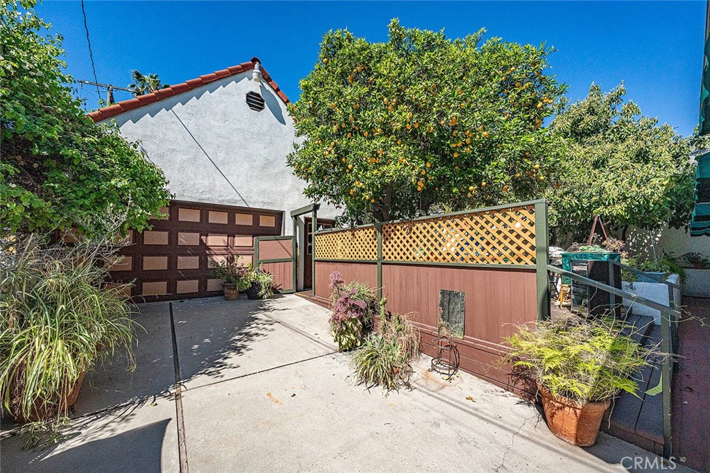 2393 Allen Avenue Altadena, CA 91001 - Photo 28 of 41 a backyard of a house with lots of green space