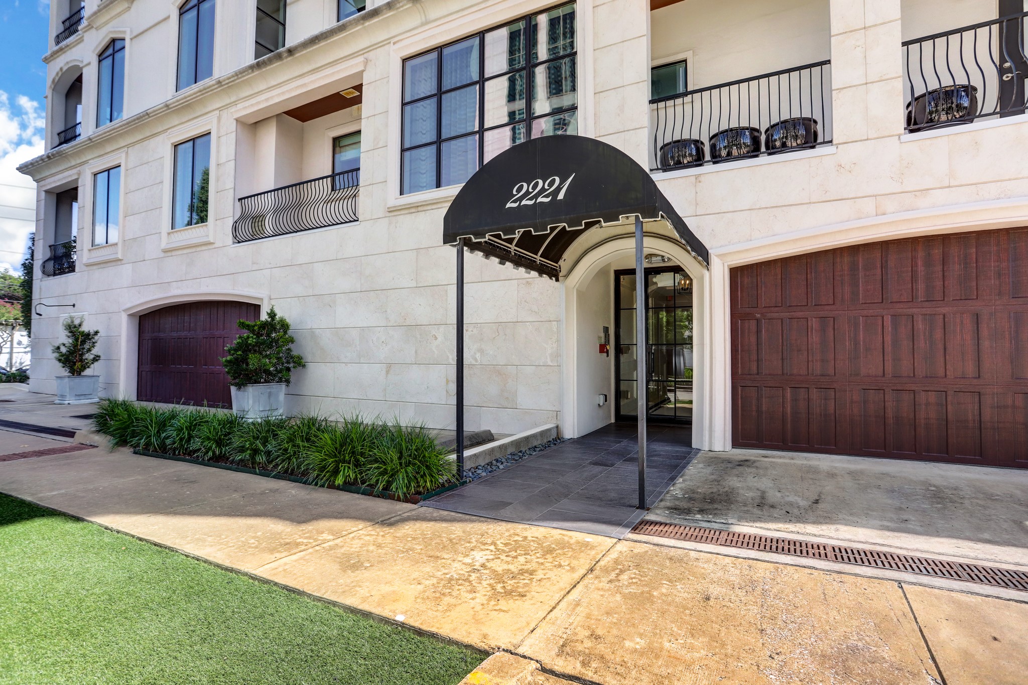 2221 Welch Street, Unit 201 Houston, TX 77019 - Photo 3 of 26 The unit is in Chateau Ten- a boutique mid-rise located in the heart of the River Oaks area! Walking distance to River Oaks area dining and shopping.