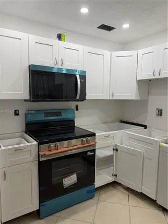 $1,800 | 700 Layne Boulevard, Unit 115, Hallandale Beach, FL 33009
