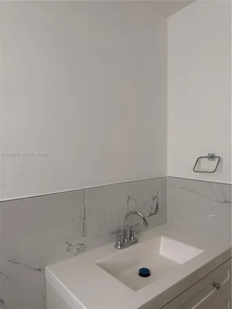 $1,800 | 700 Layne Boulevard, Unit 115, Hallandale Beach, FL 33009