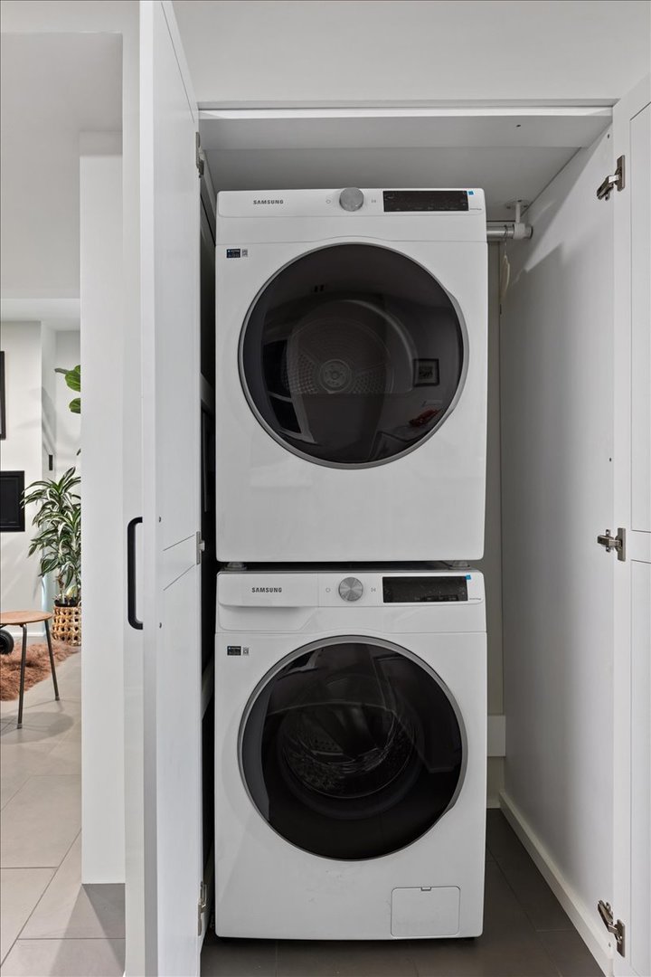 159 West Burton Place, Unit G Chicago, IL 60610 - Photo 20 of 37 a utility room with dryer and washer
