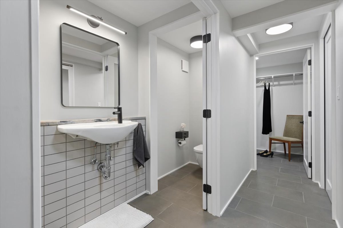 159 West Burton Place, Unit G Chicago, IL 60610 - Photo 26 of 37 a bathroom with a sink and a mirror