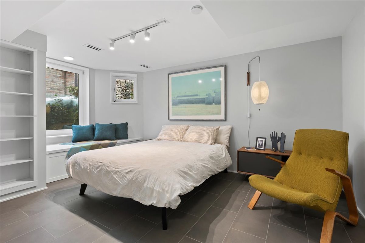 159 West Burton Place, Unit G Chicago, IL 60610 - Photo 31 of 37 a bedroom with a bed and lamp