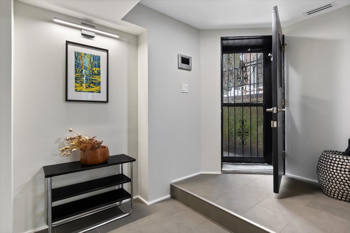 159 West Burton Place, Unit G Chicago, IL 60610 - Photo 4 of 37 a living room with furniture