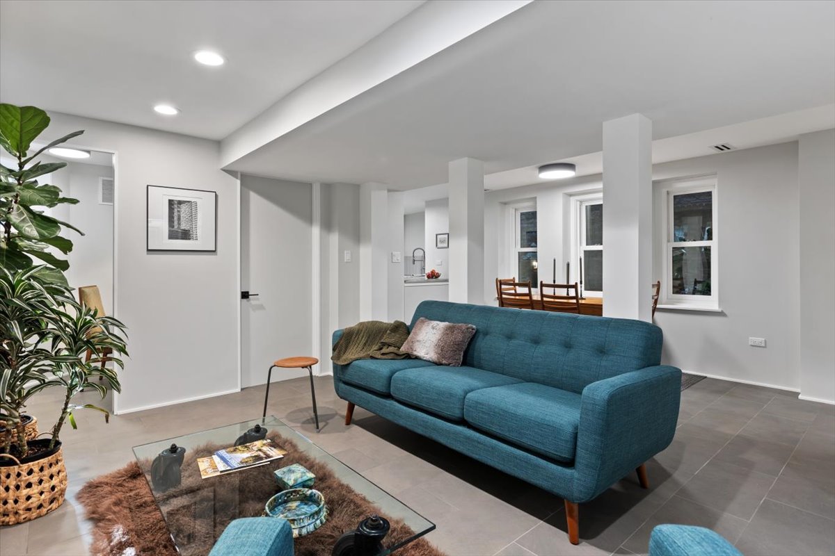 159 West Burton Place, Unit G Chicago, IL 60610 - Photo 8 of 37 a living room with furniture and a potted plant