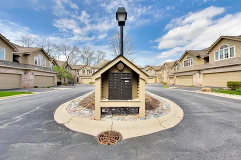 $629,000 | 417 Ashbury Drive, Hinsdale, IL 60521