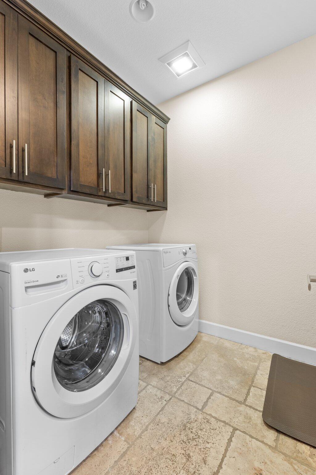 1985 Rabun Way Central Point, OR 97502 - Photo 36 of 57 Laundry room