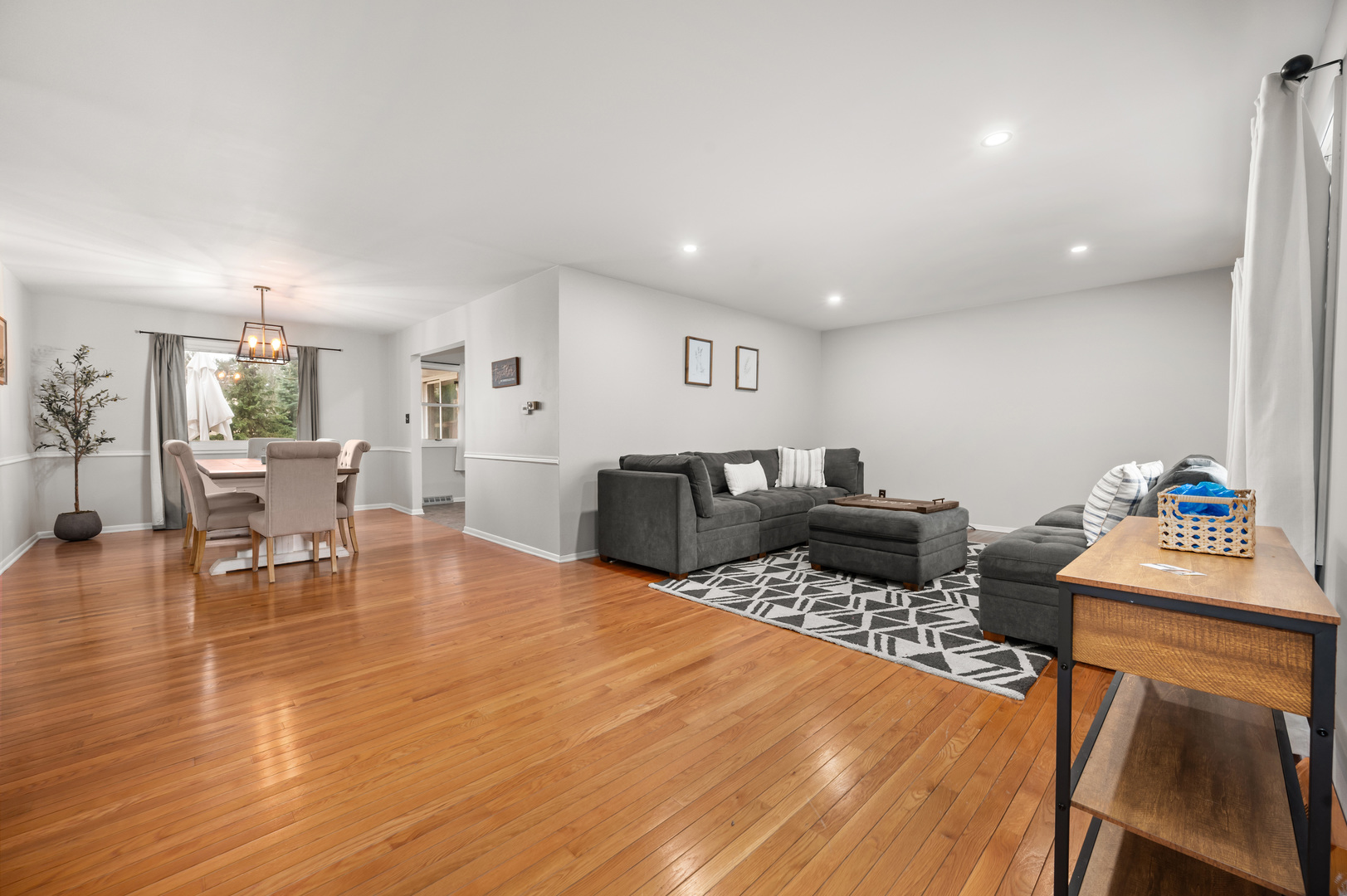 1532 Huntington Road DeKalb, IL 60115 - Photo 3 of 25 Gallery Image 3