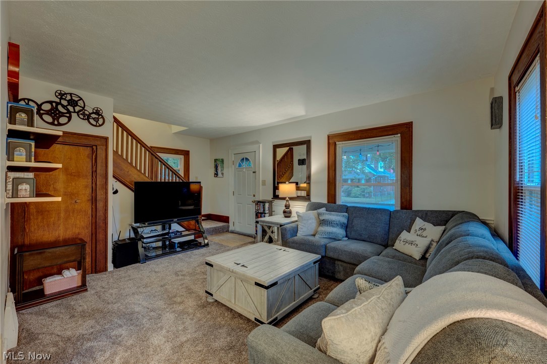 939 Davis Street Akron, OH 44310 - Photo 5 of 19 Living room