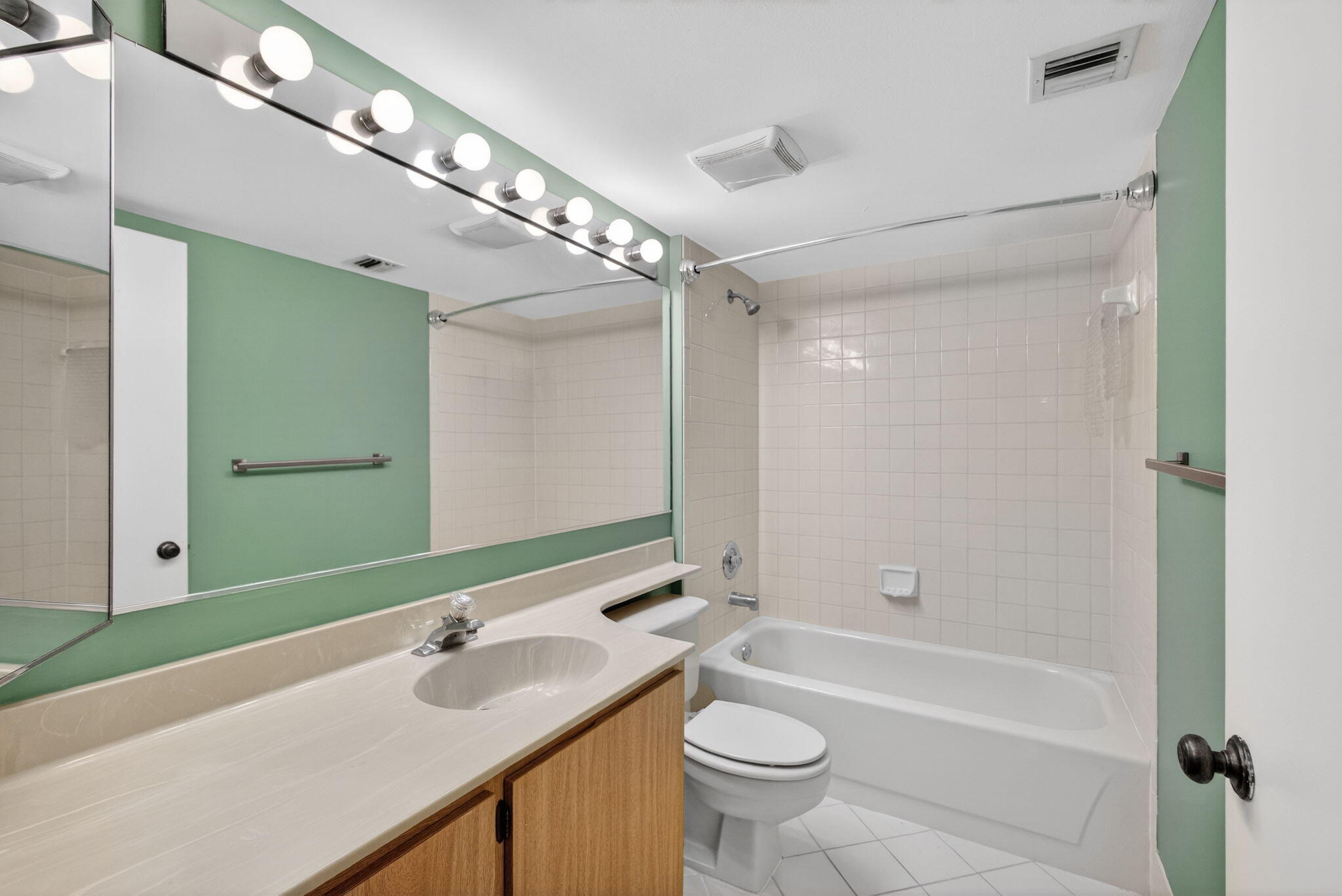 601 Seafarer Circle, Unit 504 Jupiter, FL 33477 - Photo 15 of 31 2nd bath
