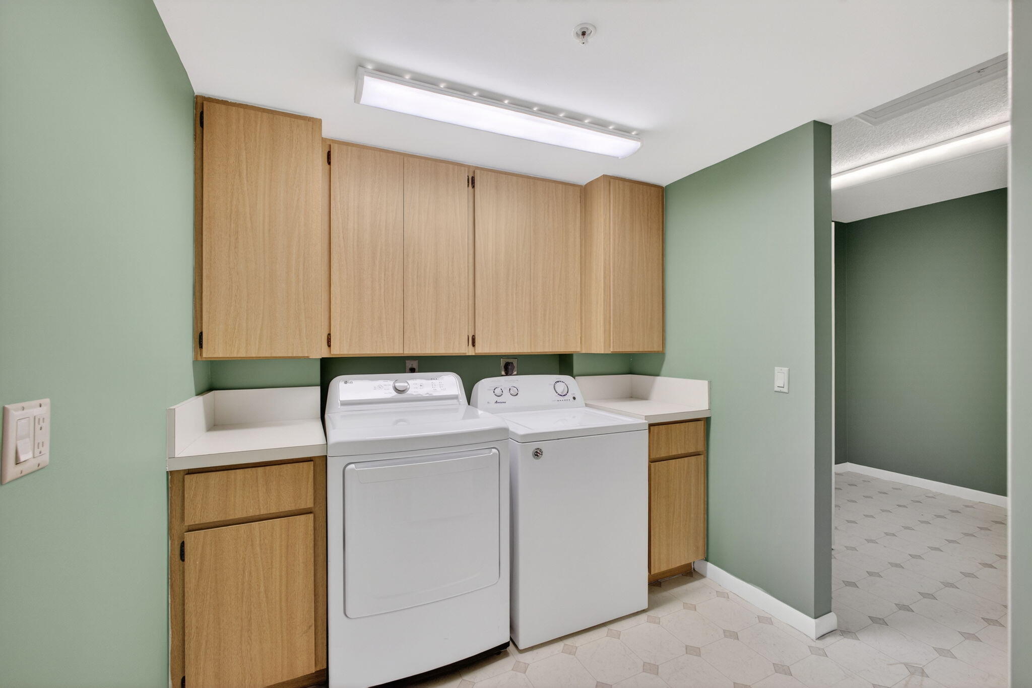 601 Seafarer Circle, Unit 504 Jupiter, FL 33477 - Photo 16 of 31 Laundry