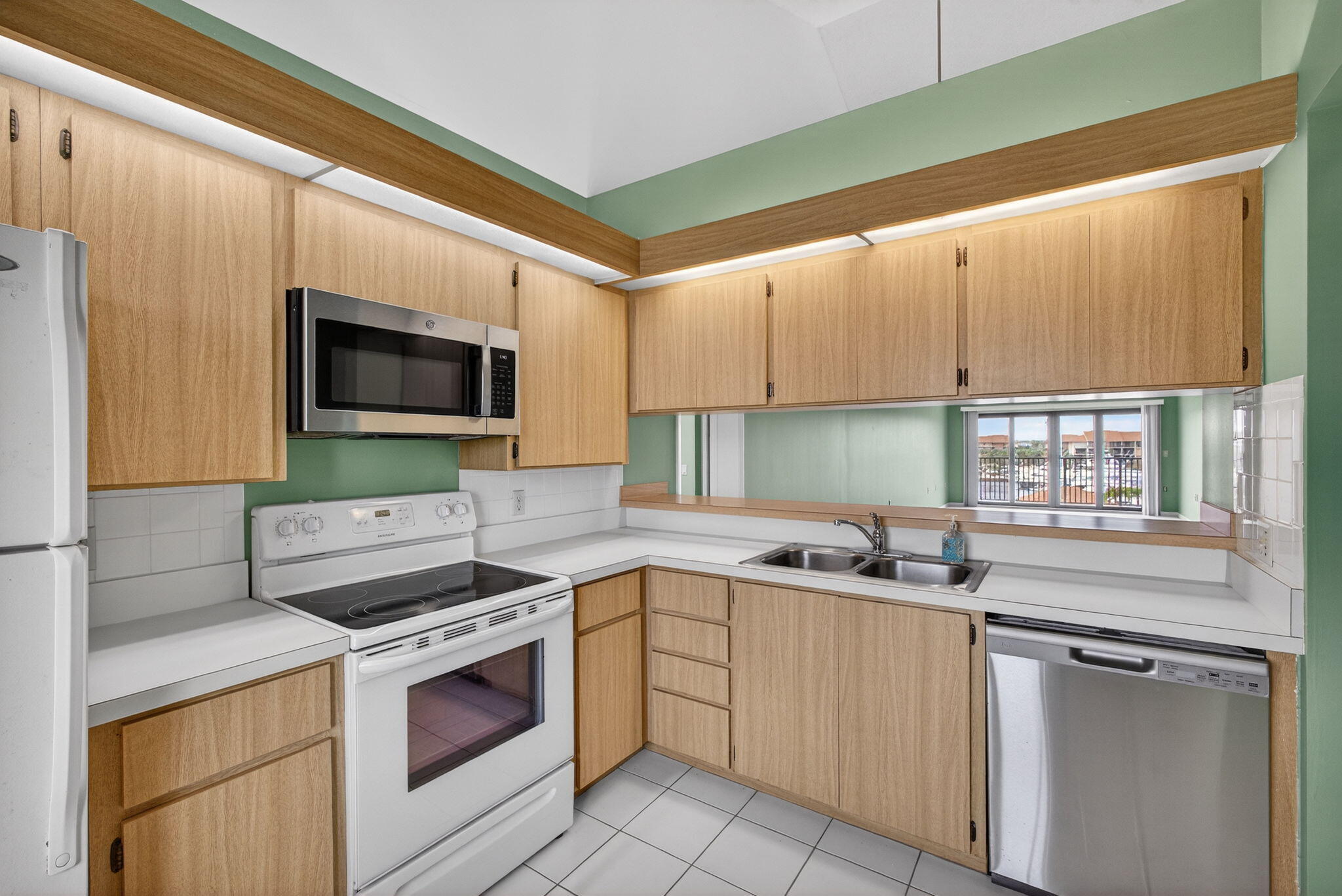 601 Seafarer Circle, Unit 504 Jupiter, FL 33477 - Photo 8 of 31 kitchen