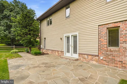 a view of a house with backyard and a tree