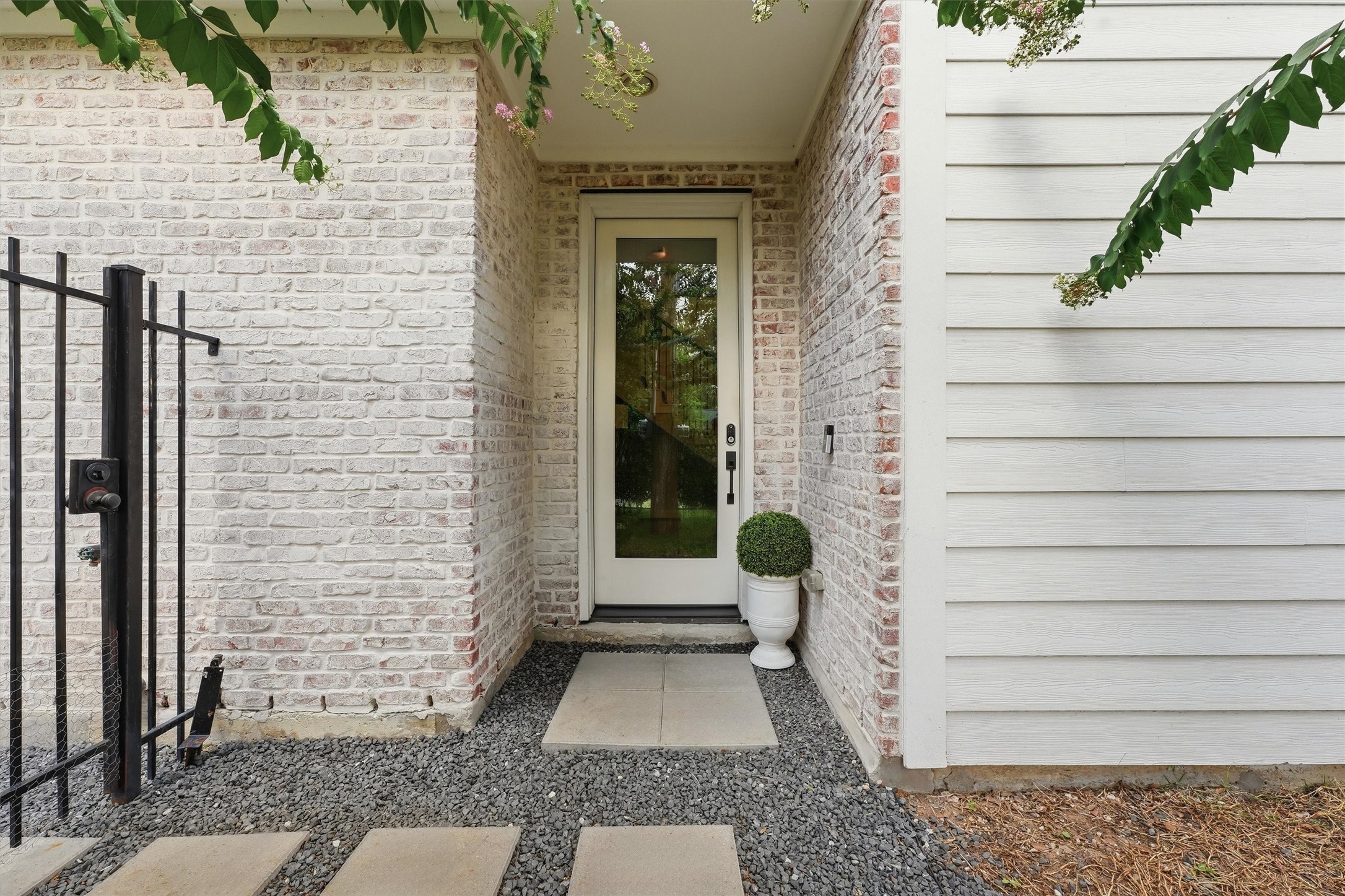 920 Thornton Road, Unit G Houston, TX 77018 - Photo 4 of 37 a view of an entrance of the house