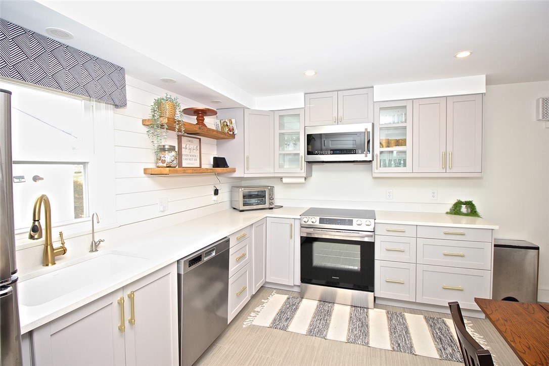 139 Coggeshall Avenue Newport, RI 02840 - Photo 13 of 50 Eat In Kitchen