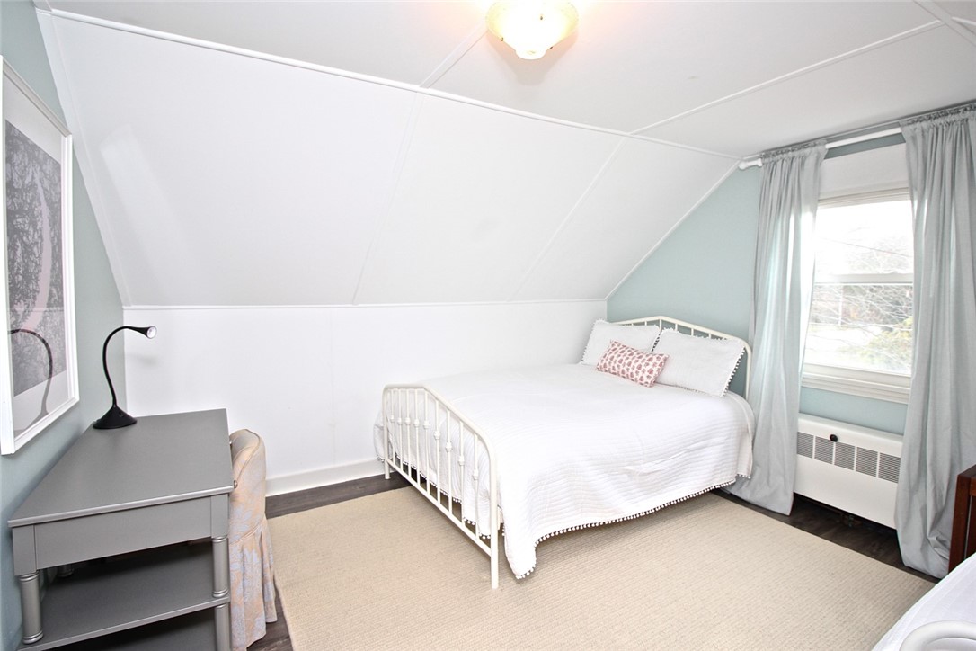 139 Coggeshall Avenue Newport, RI 02840 - Photo 25 of 50 2nd Floor Bedroom #3