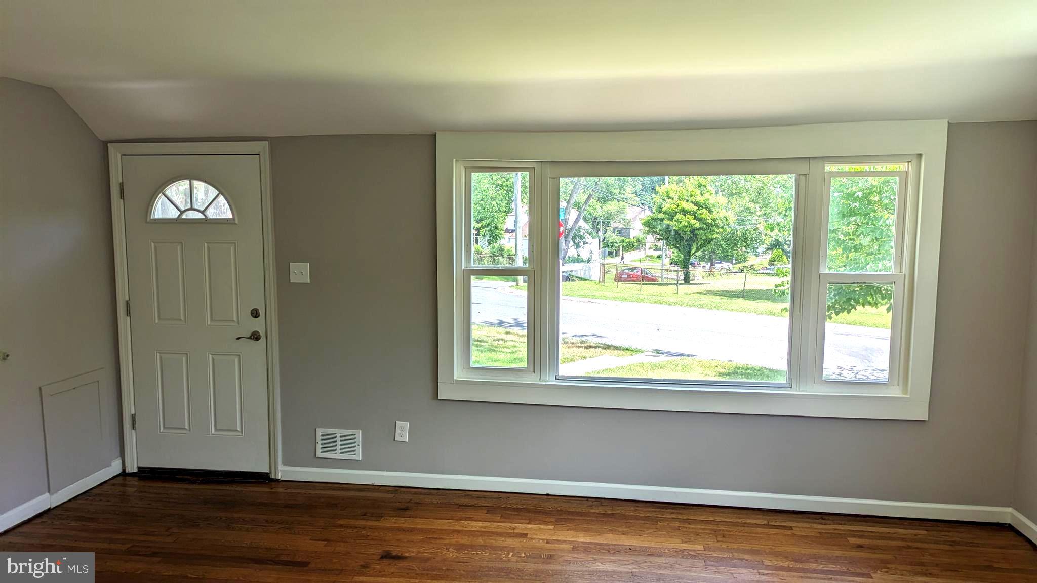 12510 Farnell Drive Silver Spring, MD 20906 - Photo 4 of 27 Living Room